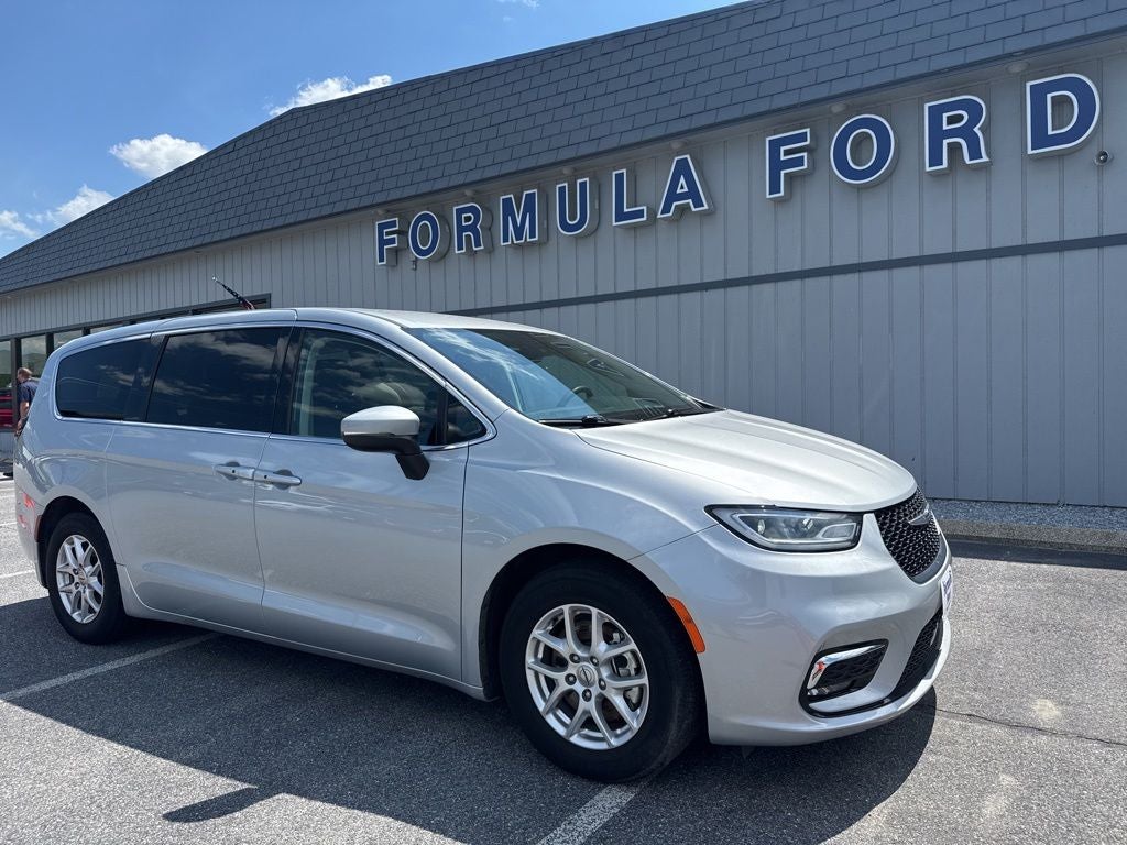 2023 Chrysler Pacifica Touring L's photo